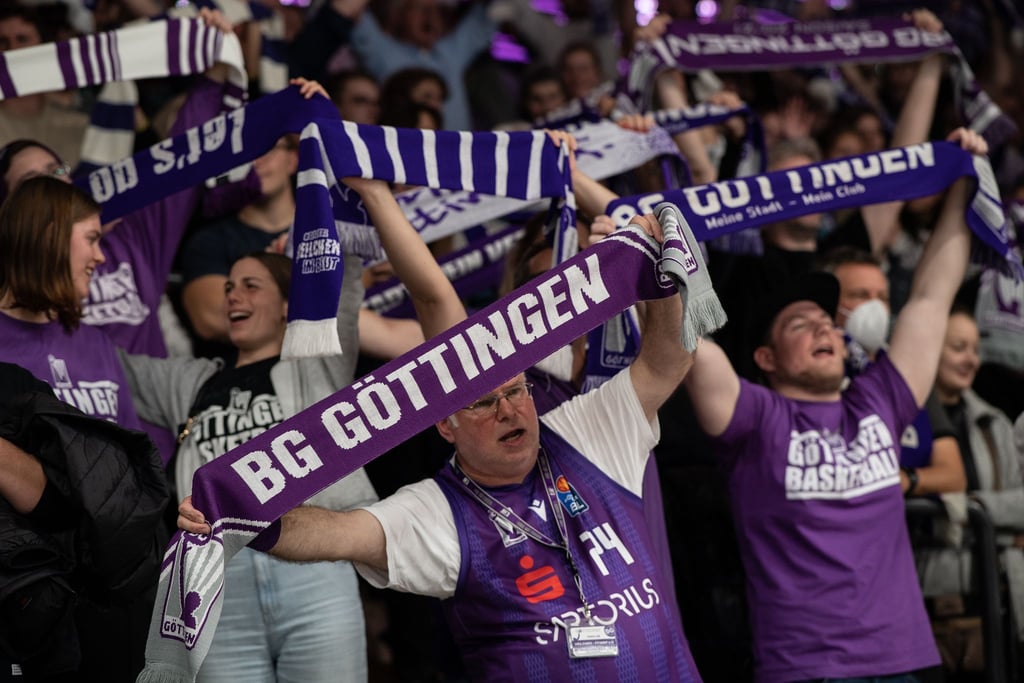 Göttinger Fans stehen mit ihren Schals auf der Tribüne.