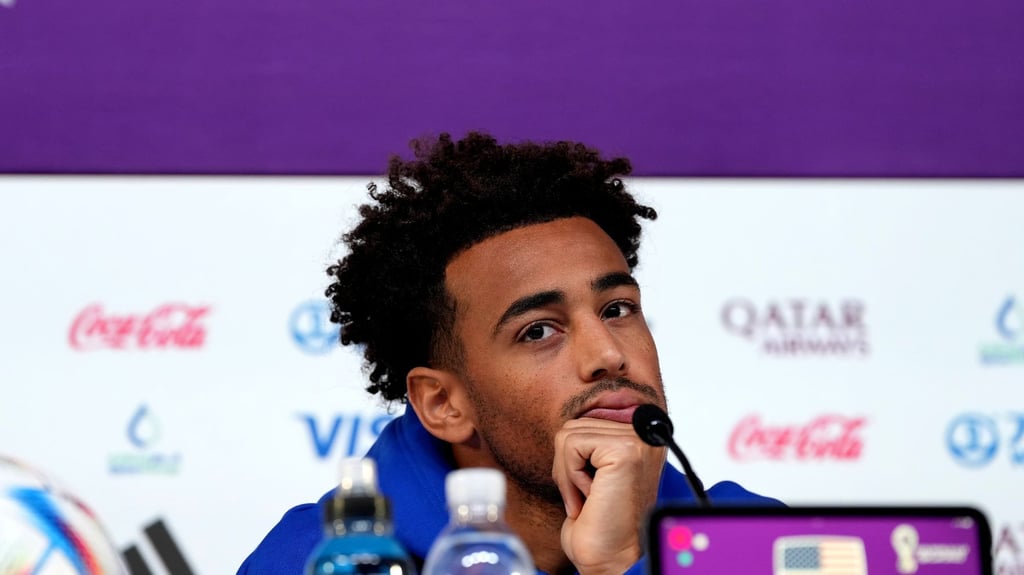 Kapitän des US-WM-Teams, Tyler Adams spricht auf einer Pressekonferenz.