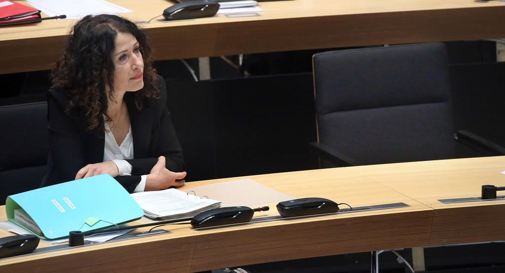 Umweltsenatorin Bettina Jarasch verfolgt die Plenarsitzung des Berliner Abgeordnetenhauses.