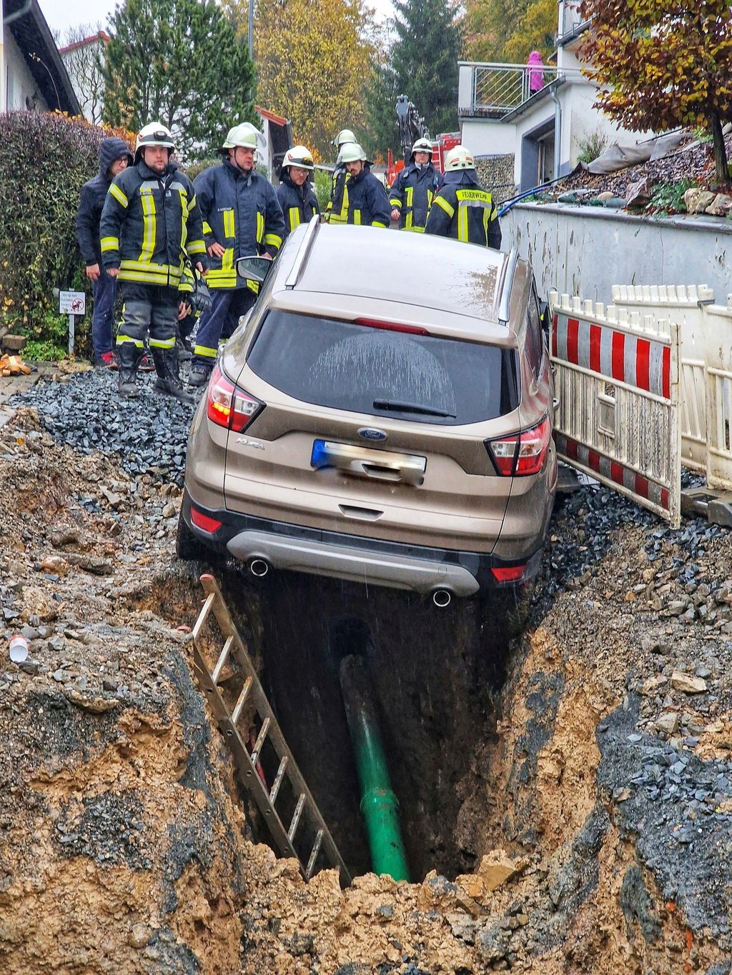Das Auto am Rand der Baugrube.