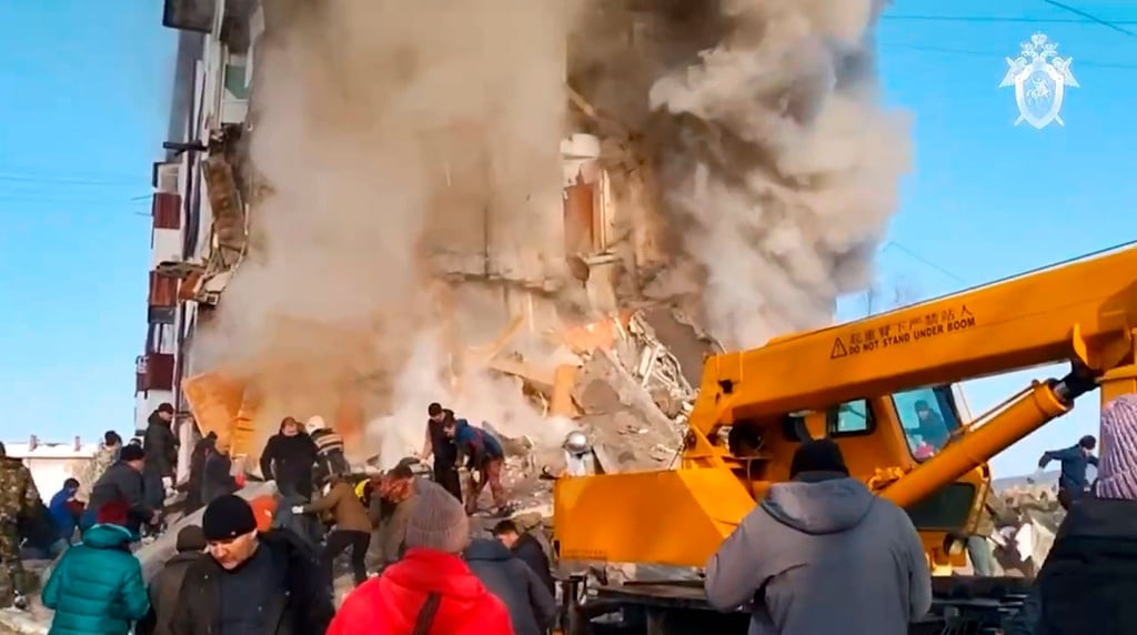 Bei einer Gasexplosion in einem Wohnhaus auf der russischen Fernostinsel Sachalin sind mehrere Menschen ums Leben gekommen.