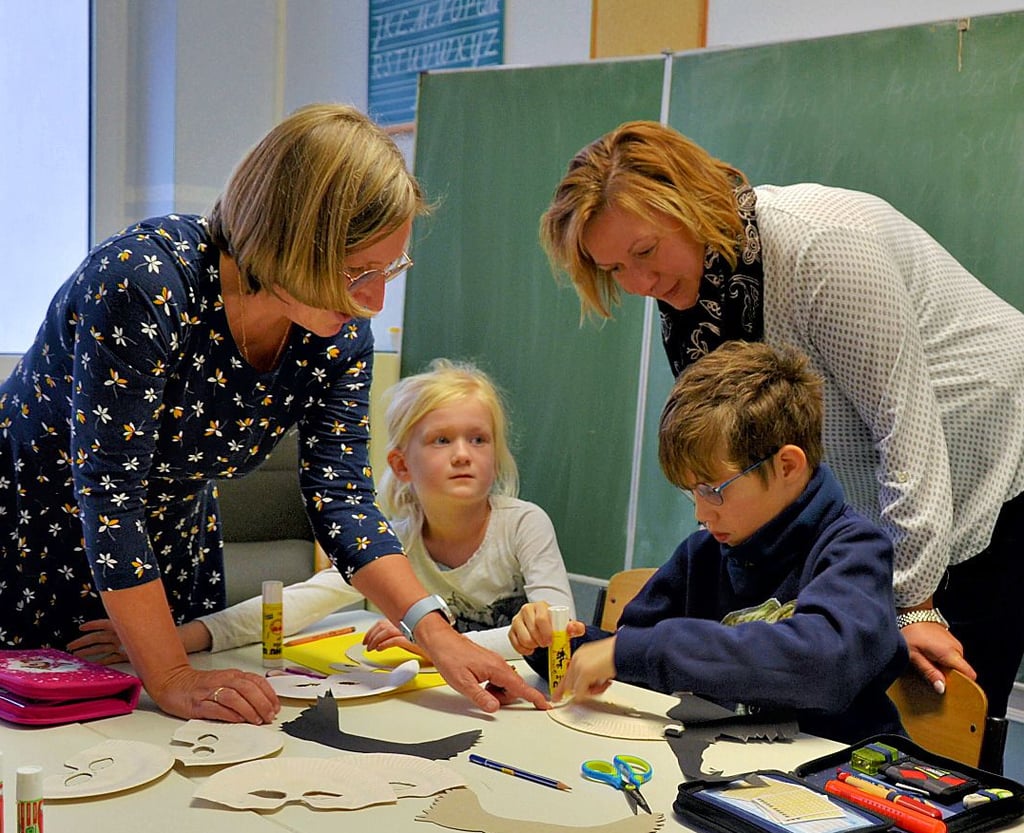 Jesko (8, Altenweddingen) und Nila (6, Schwaneberg) aus der ersten Klasse bastelten Masken mit Gesichtern von Max und Moritz.