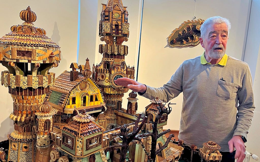Karl-Heinz Garn zeigt eine Burg aus Naturmaterialien. Um sie zu bauen, hat er zwei Jahre gebraucht.