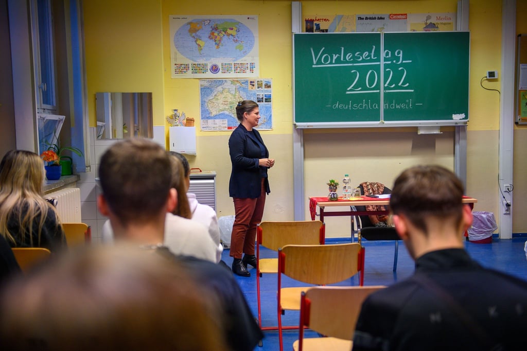 Sachsen-Anhalts Justizministerin Franziska Weidinger (CDU) steht in einem Klassenzimmer.
