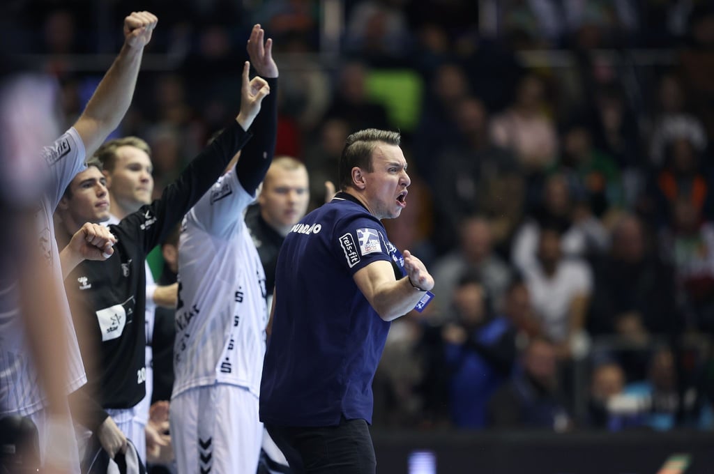 Der Kieler Trainer Filip Jicha (r) sieht den Sieg gegen Magdeburg nicht als selbstverständlich an.