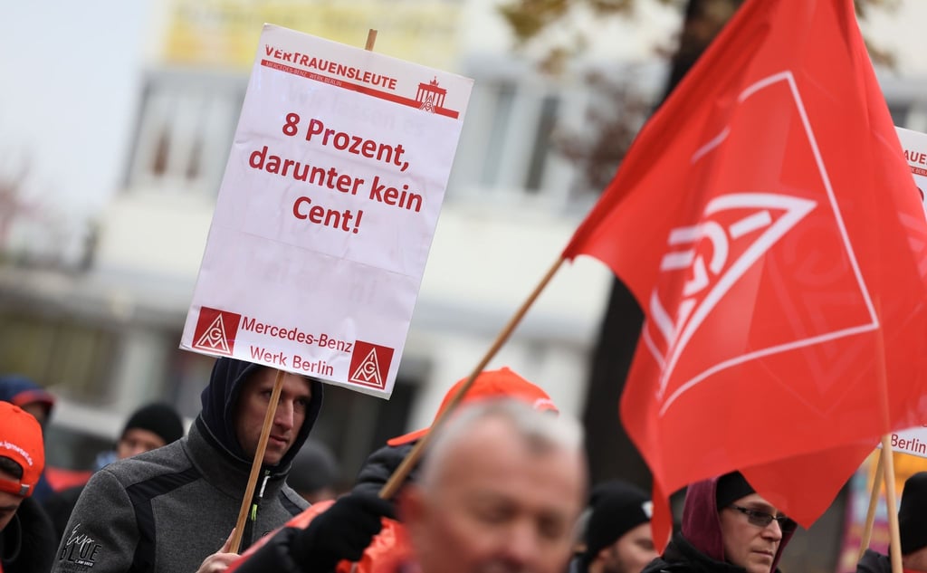 Warnstreik der Beschäftigten vor dem Mercedes-Benz Werk Berlin.