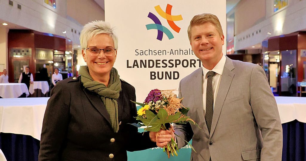 LSB-Vorstandsvorsitzender Tobias Knoch gratuliert Silke Renk-Lange zur Wiederwahl als LSB-Präsidentin.