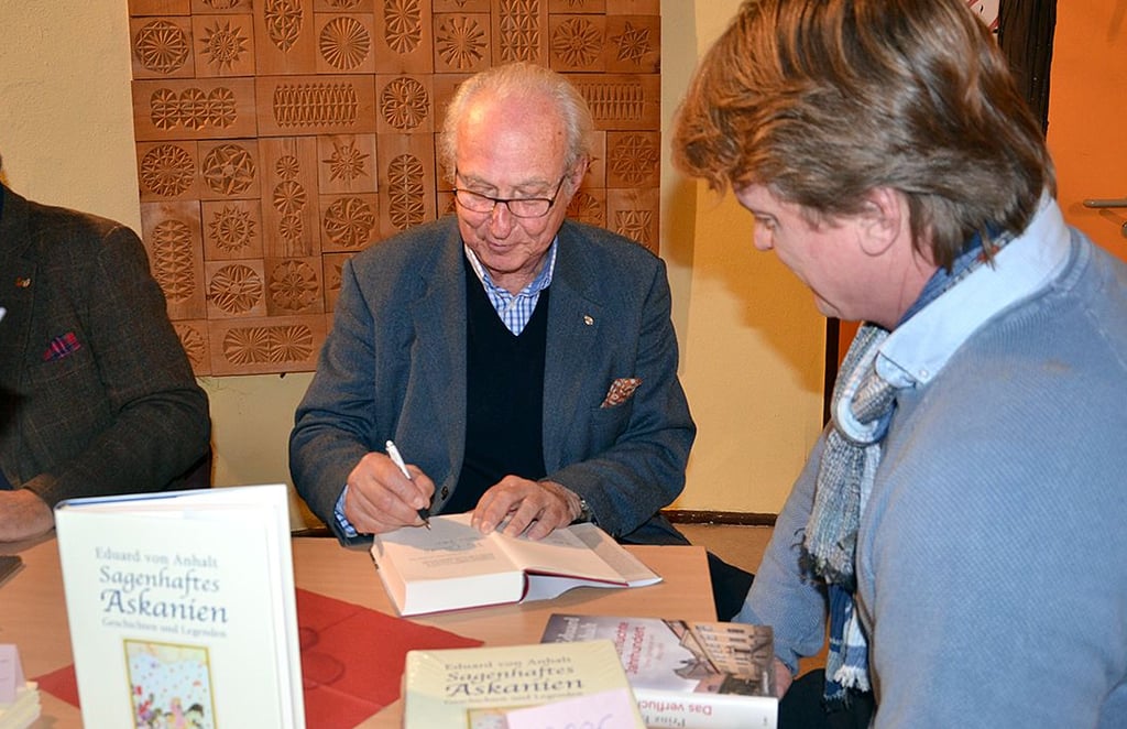 Im Anschluss an die Lesung signierte der Prinz von Anhalt noch einige Exemplare seines Buches „Das verfluchte Jahrhundert.
