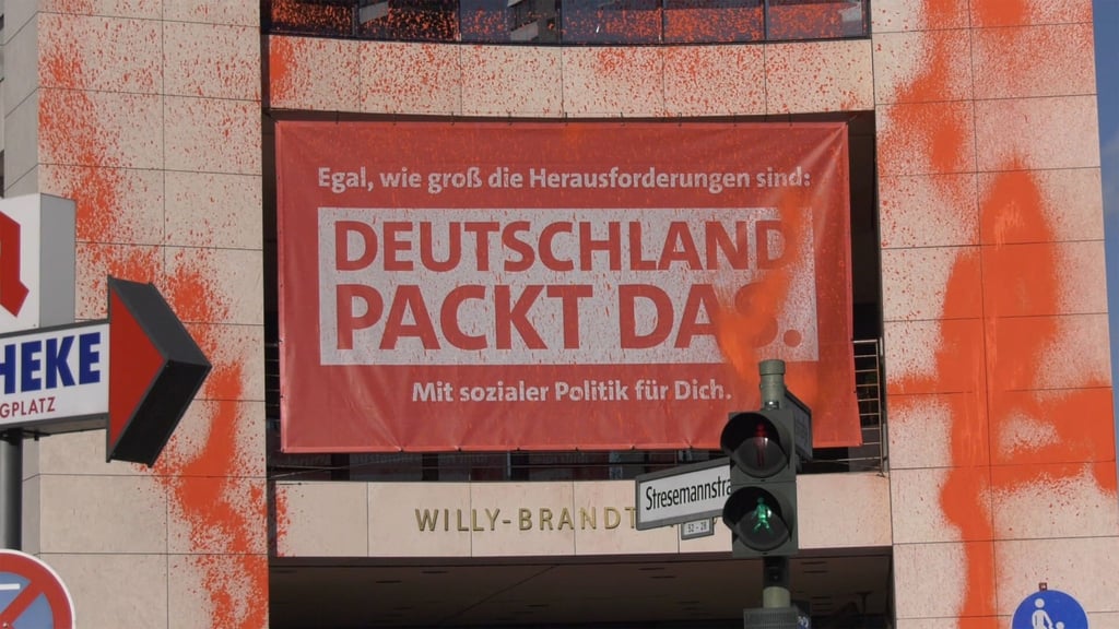 Blick auf die SPD-Bundeszentrale nach einer vergangenen Farb-Attacke durch Umweltaktivisten.