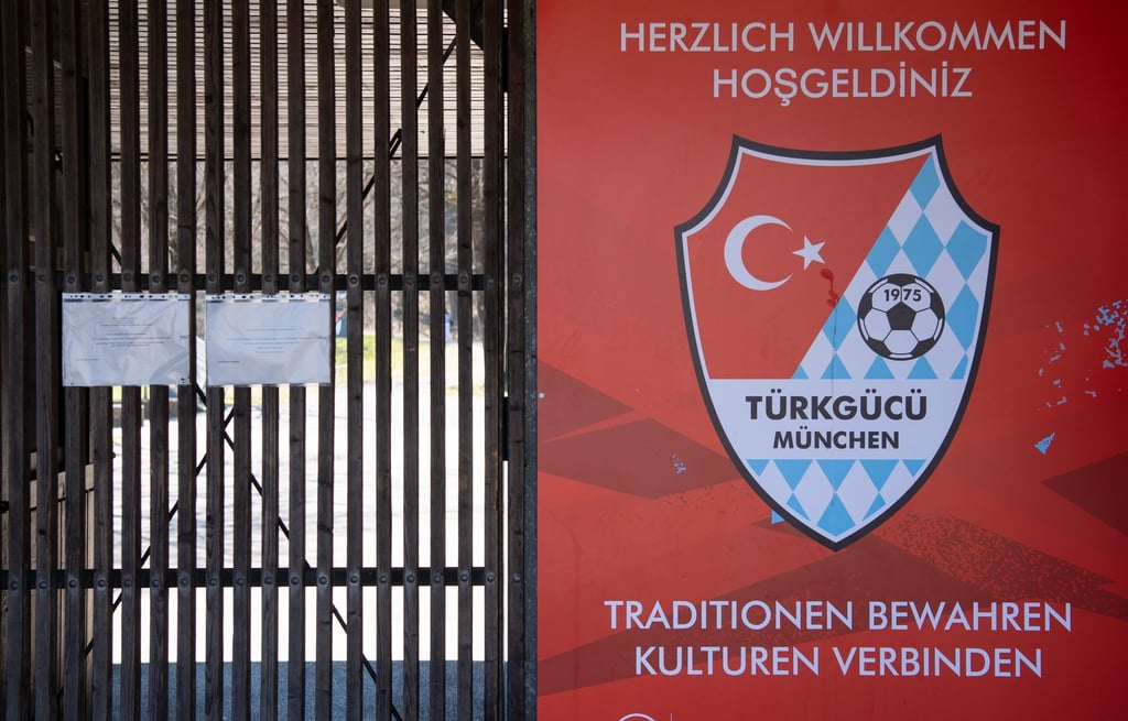Eine Fahne mit kurdischem Symbol ließ die Stimmung beim Spiel zwischen Türkgücü München und Bayern II kippen.