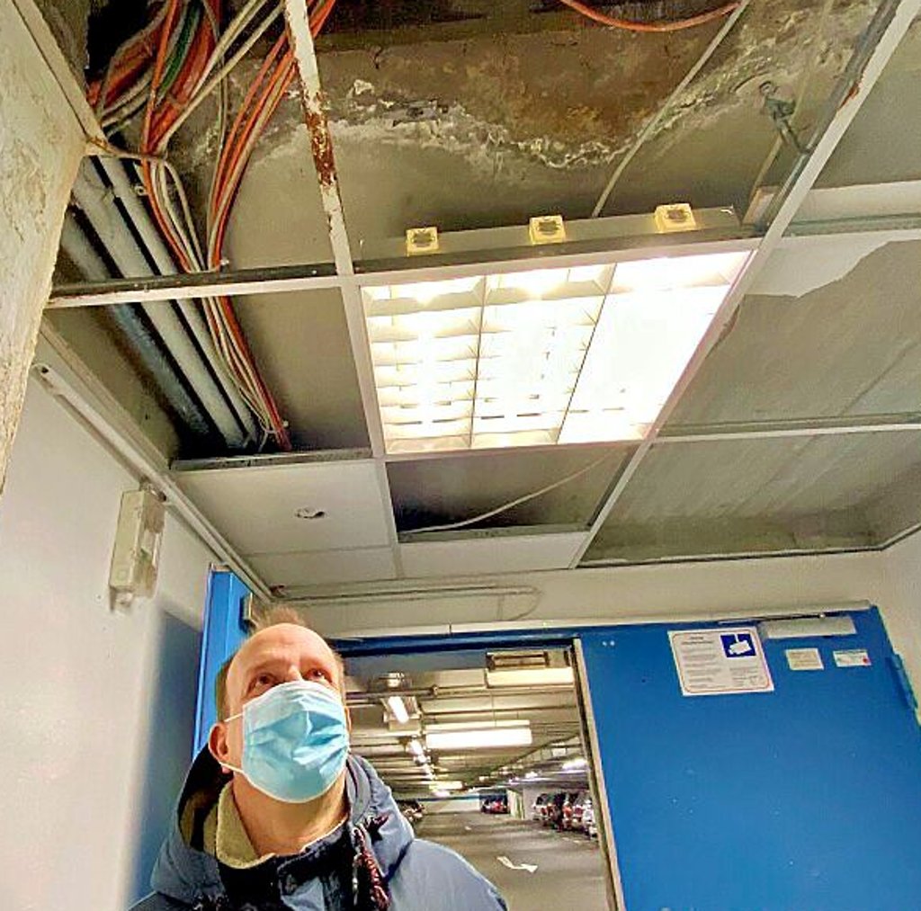 Thoams Gruschka am Wasserschaden in der Tiefgarage.