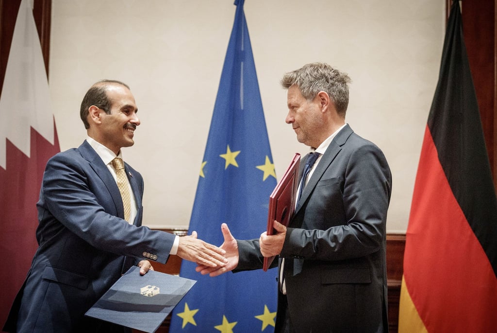Robert Habeck (r), Bundesminister für Wirtschaft und Klimaschutz, und Saad Sherida Al-Kaabi (l), Staatsminister für Energie in Katar.