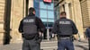 Zwei Bundespolizisten stehen vor dem Magdeburger Hauptbahnhof.