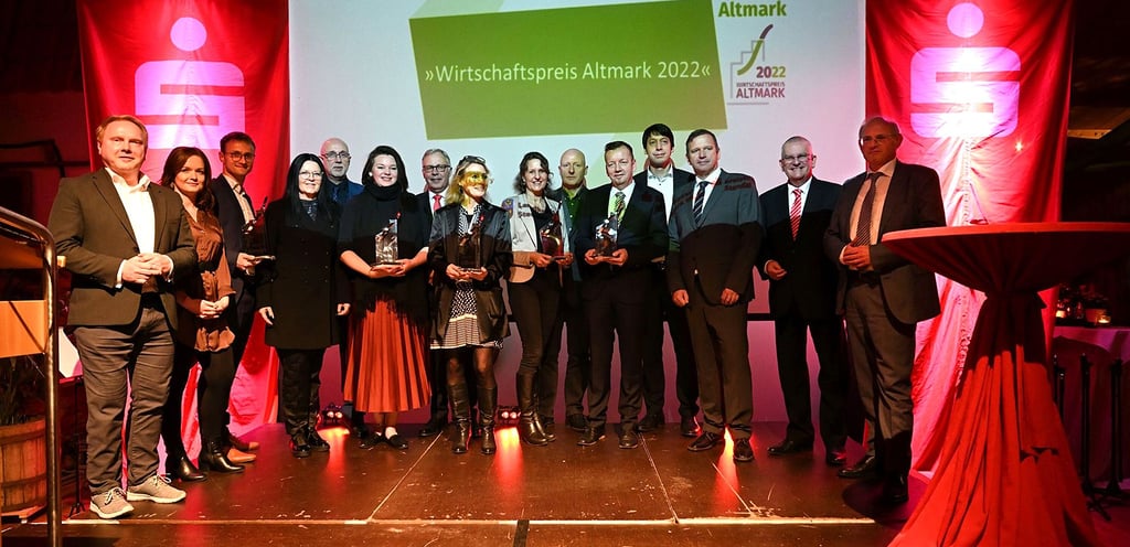 Die Gewinner und Unterstützer des Wirtschaftspreises Altmark 2022 in Winterfeld.