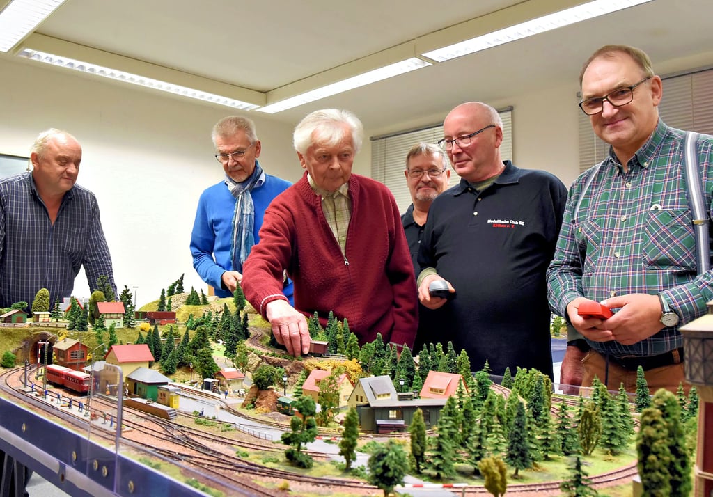 Der Modelleisenbahnclub 62 Köthen feiert sein 60-jähriges Bestehen. Dietmar Vetter (von links), Georg Jablonski, Wolfgang Lehmann, Herbert Retzlaff, Fred Kluge und Axel Hennig zählen mit zum Verein.