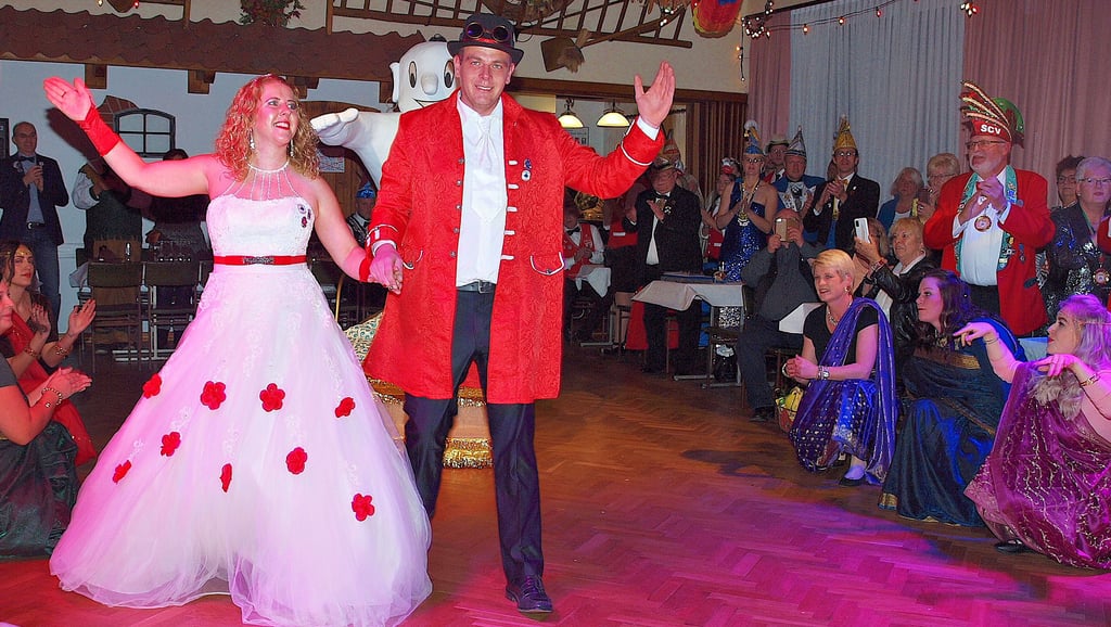 Das Prinzenpaar Christin I. und Christian III. wurde bei seinem majestätischen Auftritt vom Geistermaskottchen in den Saal von Hoffmanns Gasthaus in Kläden begleitet, wo das närrische Volk es begeistert begrüßte.