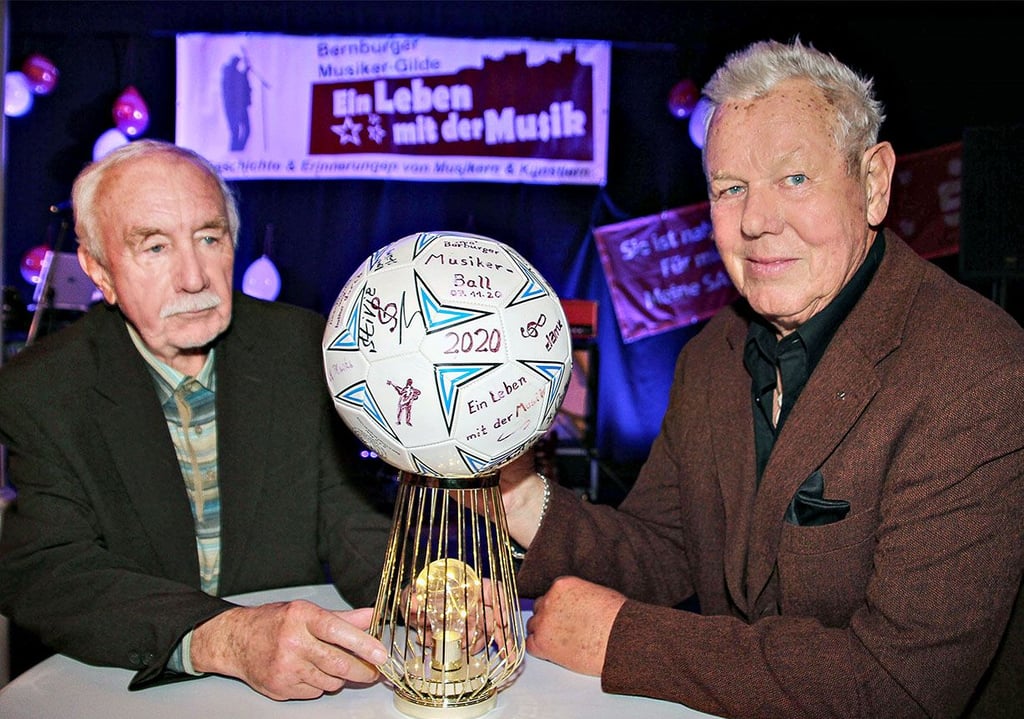 Wolfgang Spach (v.l.) und Herbert Günther präsentieren den Ball beim letzten Musikerball.