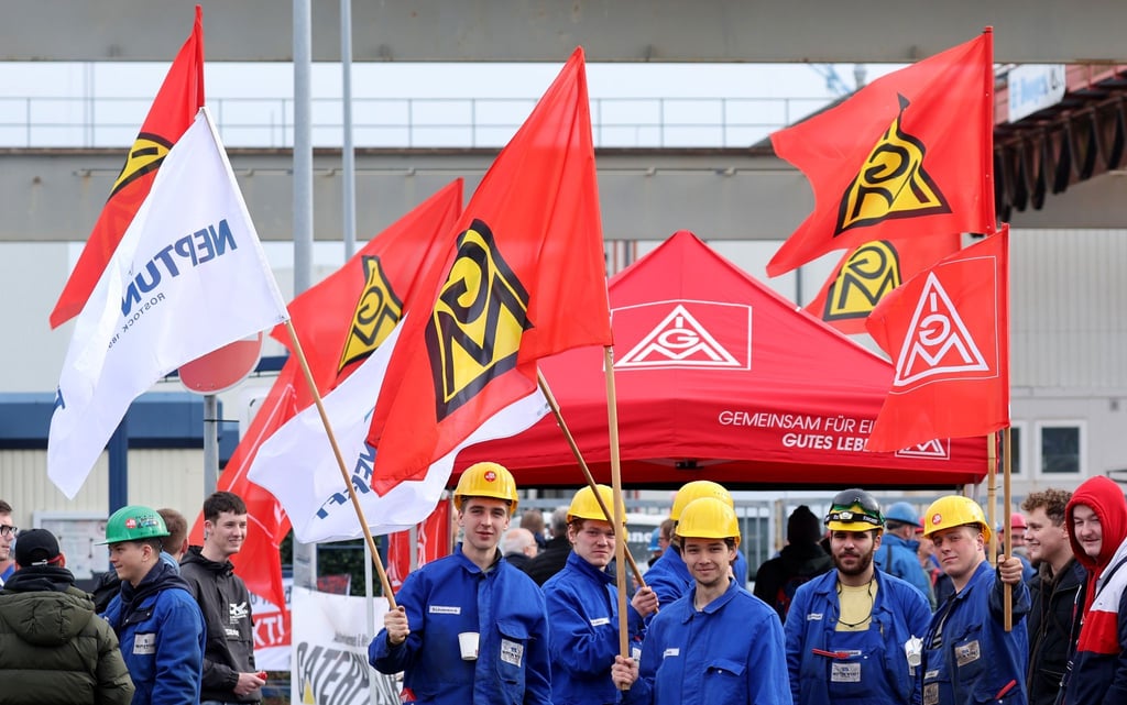 Beschäftigte von Caterpillar Motoren, Neptun Werft und SEAR GmbH haben sich zu einem Warnstreik der IG Metall eingefunden.