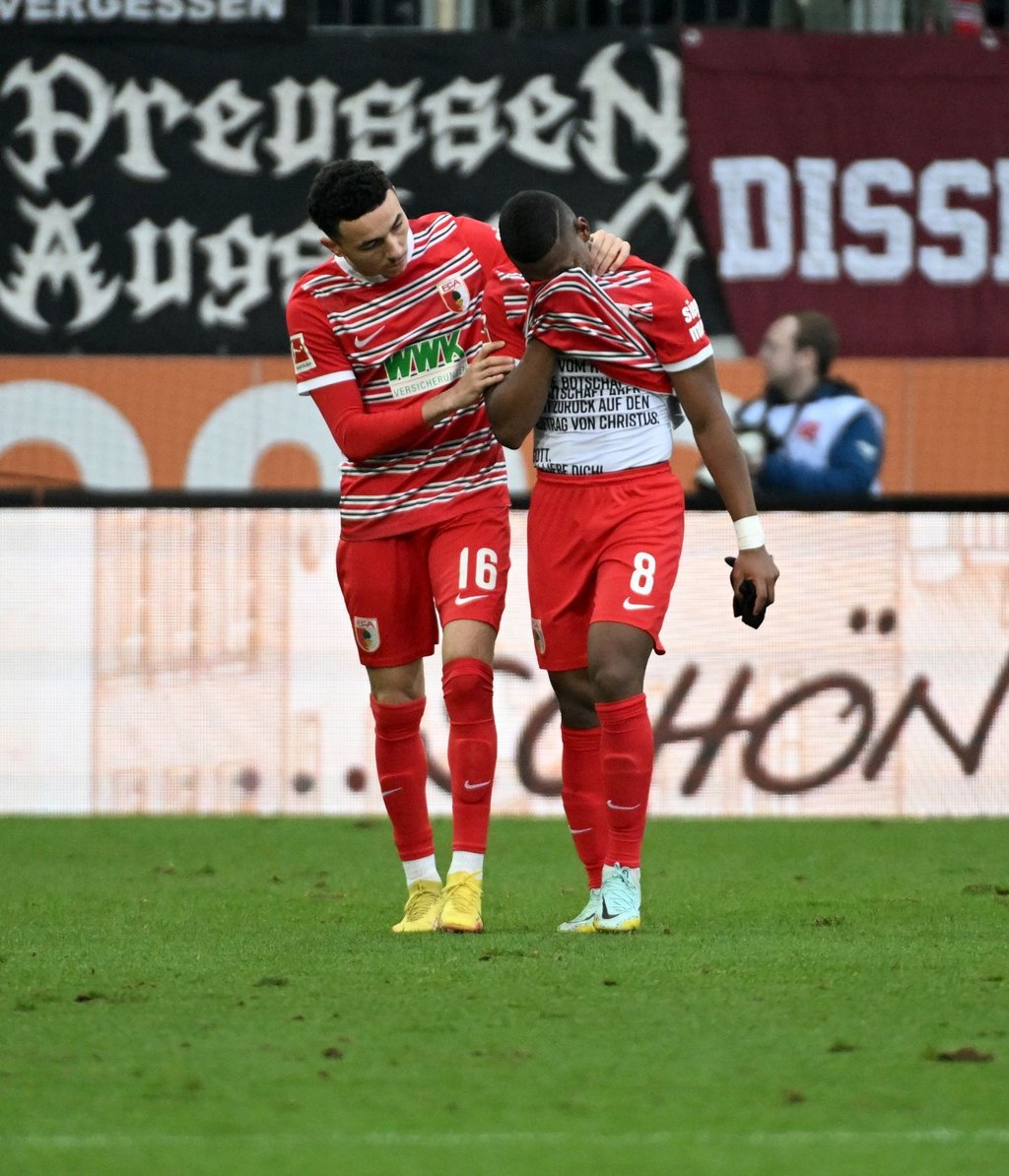 Kann zu WM nach Katar reisen: Augsburgs Carlos Gruezo (r).