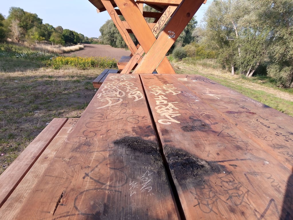 Auf der Tischplatte am Schrotewehr sind in Magdeburg die Spuren eines Feuers zu sehen.