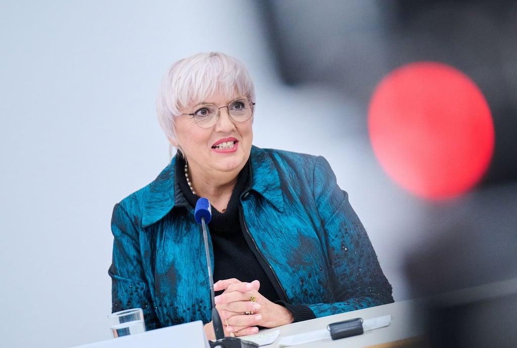 Staatsministerin und Beauftragte der Bundesregierung für Kultur und Medien Claudia Roth spricht bei einer Pressekonferenz.