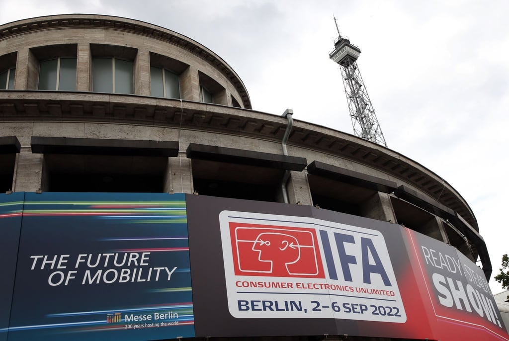 Hinweisschilder an den Messehallen weisen auf die Internationale Funkausstellung IFA hin.