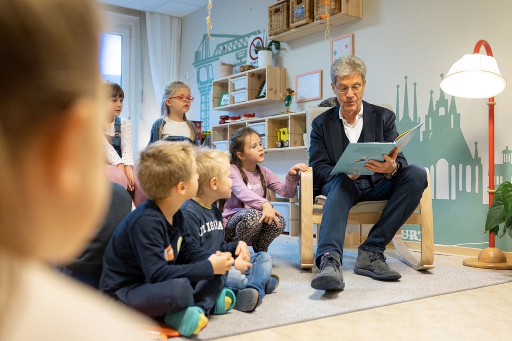 Bildungsminister Helmut Holter (Linke) liest im Kindergarten „Buchenberg“ aus dem Buch „Irgendwie Anders“ vor.