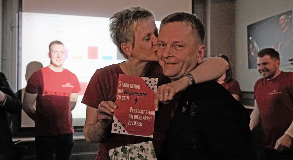 Eine der ersten Gratulanten ist Olaf Meinings Ehefrau.