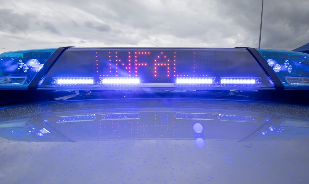 Ein Blaulicht und eine LED-Anzeige leuchten auf dem Dach eines Polizeifahrzeugs.
