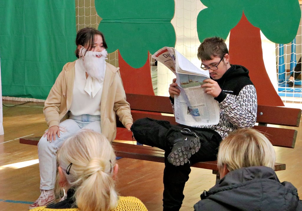 In der Turnhalle Kellerberg zeigt die noch junge Theater AG der Sekundarschule Annaburg „Das Märchen vom Glück“.