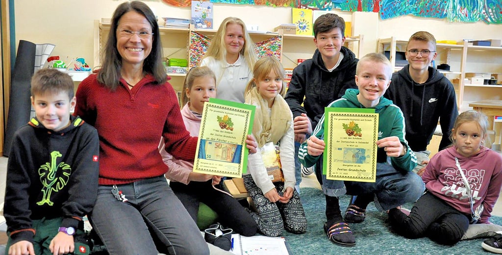 Die Schüler der Klassenstufe 8 der Jeetzeschule Salzwedel übergaben einen symbolischen Scheck an die Grundschüler. 50 Euro erwirtschafteten die Kinder selber.
