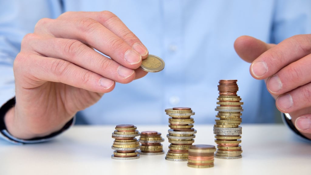 Angesichts stark gestiegener Kosten sorgen sich einer Umfrage zufolge immer mehr Menschen um ihren Lebensstandard.