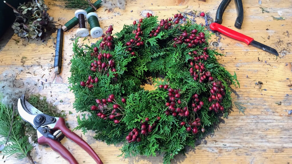 Klassisch, aber nicht langweilig: Hagebutten zieren diesen Adventskranz.
