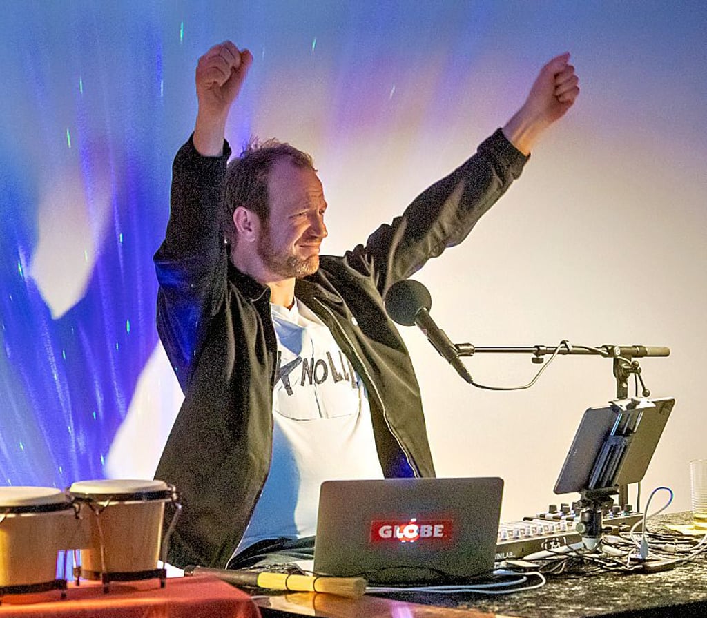 Schauspieler Markus Sulzbacher liest in der Naumburger Stadtbibliothek mit schauspielerischen Fähigkeiten und unter Zuhilfenahme einer Sound-Bar „Tim und das Geheimnis von Knolle Murphy“.