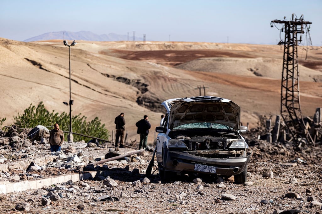 Menschen inspizieren die Trümmer eines Elektrizitätswerks in Nordsyrien, das durch türkische Luftangriffe zerstört wurde.