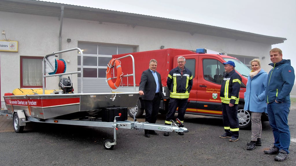 Zeigen an der Feuerwache Stiege die Ausrüstung der Wasserwehr der Stadt Oberharz (von links): Bürgermeister Ronald Fiebelkorn, Stadtwehrleiter Dirk Rieche, Ortswehrleiter Detlef Nabert, Ordnungsamtsleiterin Grit Hildebrand und Mitarbeiter Robert Pilz.