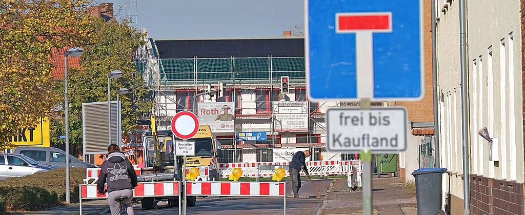 Bitterfeld, Wiesenstraße Höhe Kaufland, Sperrung und Umleitung nach Unterspülung der Fahrbahn.