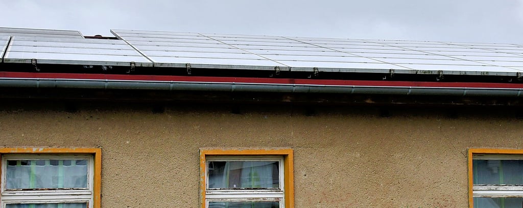 Auf dem Dach der kommunalen Kegelhalle in Arendsee befindet sich eine Solaranlage. Auf anderen öffentlichen Gebäuden ist dies schwierig, so steht das Rathaus unter Denkmalschutz.