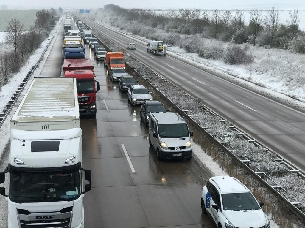 Die Fahrzeuge stauen sich am Montagvormittag auf der A38 bei Allstedt über zig Kilometer.