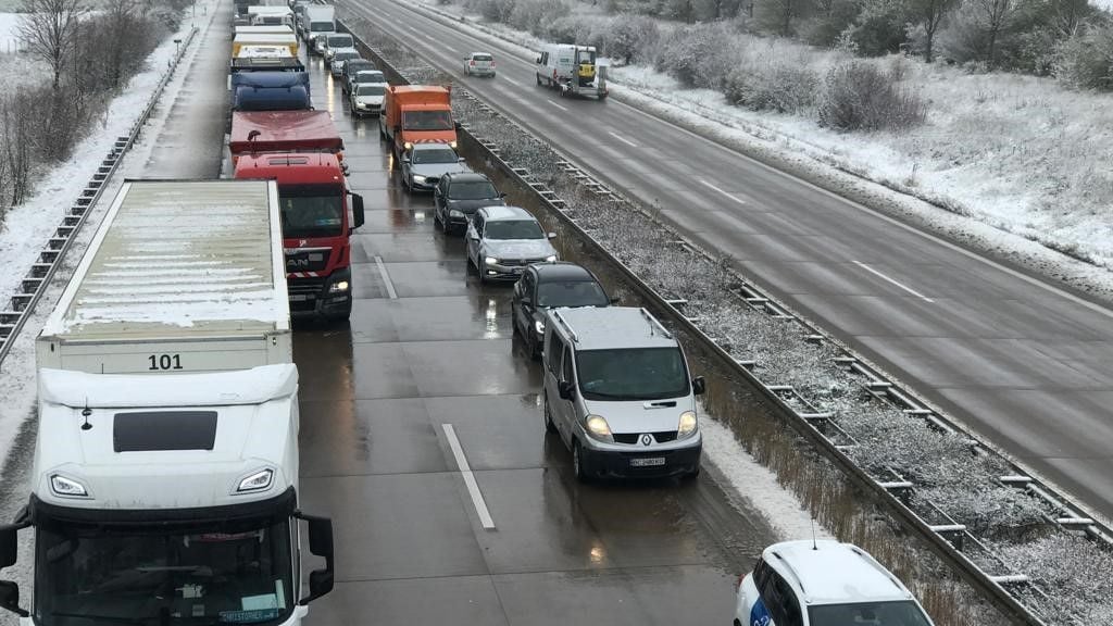 Die Fahrzeuge stauen sich am Montagvormittag auf der A38 bei Allstedt über zig Kilometer.