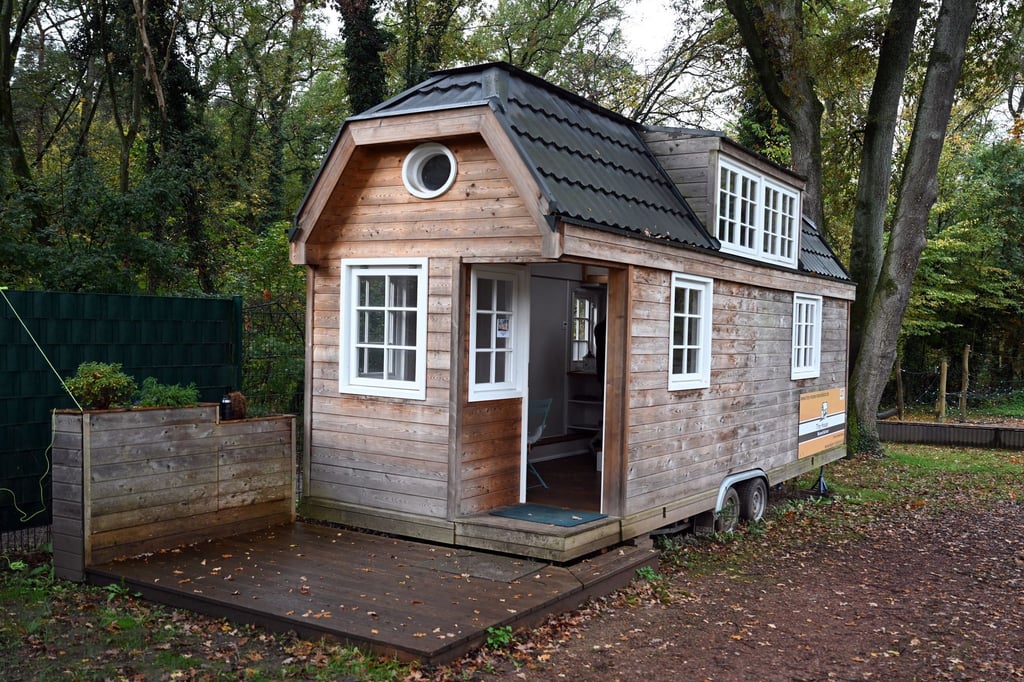 Ein Tiny House der Firma Tiny House Manufaktur aus Köln steht in einem Wald. Das Interesse an Häusern mit besonders geringer Gesamtfläche nimmt nach Einschätzung von Experten zu.