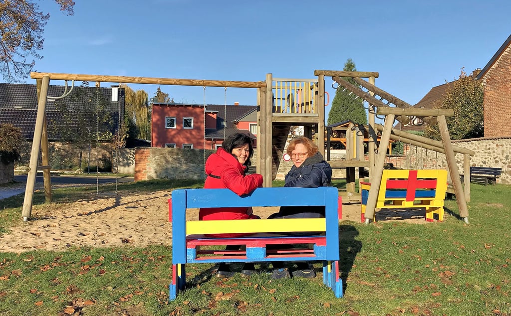 Andrea Fiedler (links) und Erika Moritz setzen sich weiter für den Spielplatz in Gutenswegen ein. Am kommenden Sonntag werden zum „Advent an der Kirche“ wieder Spenden gesammelt.