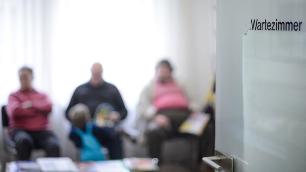 Mehreren Studien zufolge suchen Männer seltener einen Arzt auf als Frauen. Lange Wartezeiten sowie Angst vor einer schlechten Diagnose oder einer schmerzhaften Behandlung halten sie oft davon ab.