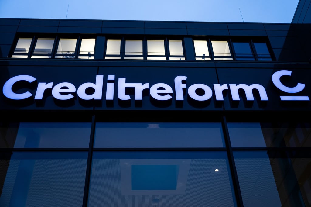 Die Zahl der überschuldeten Menschen ist in Deutschland in diesem Jahr auf ein Rekordtief gefallen. Doch die Zahlen sind trügerisch, warnt die Wirtschaftsauskunftei Creditreform.