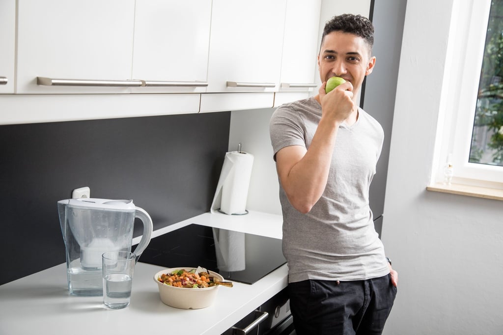 Eine ausgewogene Ernährung, genug Pausen und ausreichend Wasser: Von gesunden Gewohnheiten profitiert auch unser Immunsystem.