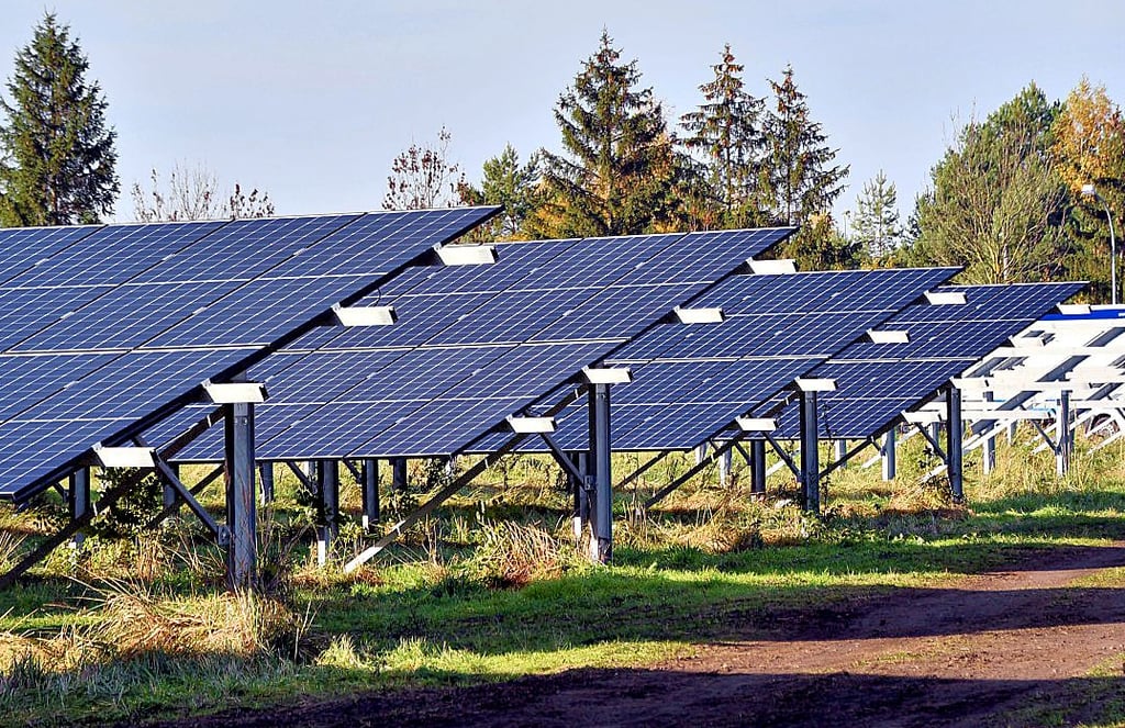 Im Calvörder Gewerbegebiet gibt es schon einige Solaranlagen. Weitere sollen auf ertragsarmen Ackerflächen installiert werden.