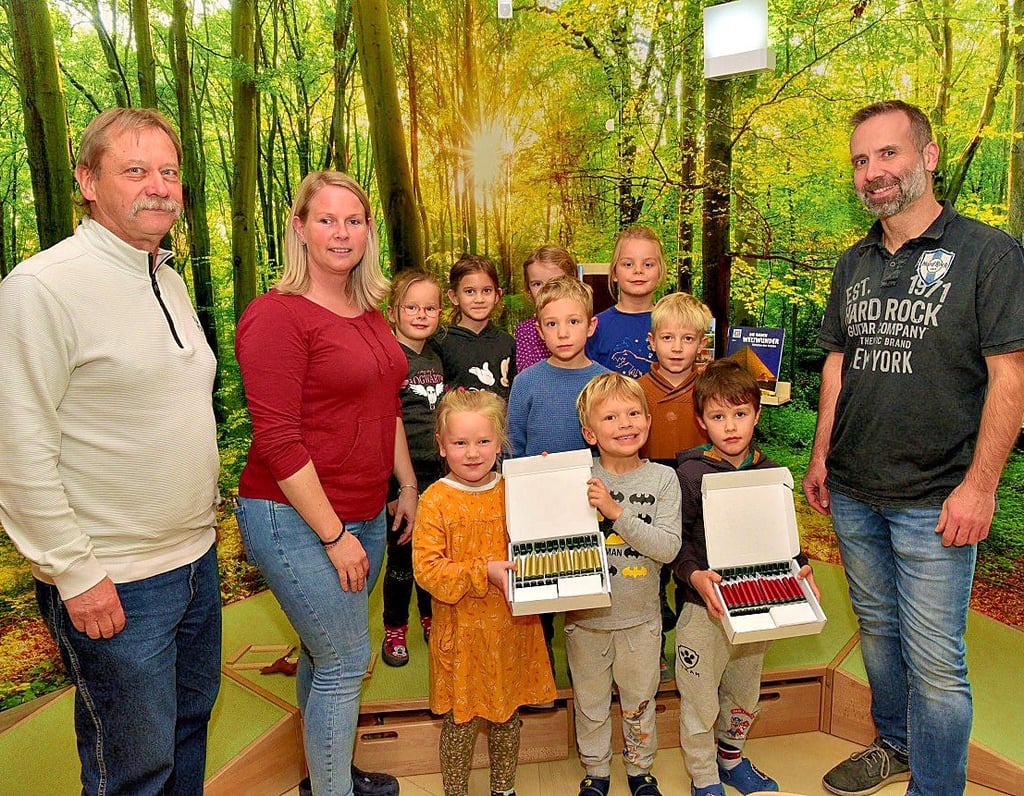 Stellvertretend  für den gesamten Ortschaftsrat Biendorf haben Ortsbürgermeister Uwe Cisewski (links) und Thomas Baum (rechts) 50 Lichter überreicht, mit denen der Weihnachtsbaum in der Kindertagesstätte „Sonnenschein“ beleuchtet werden soll.