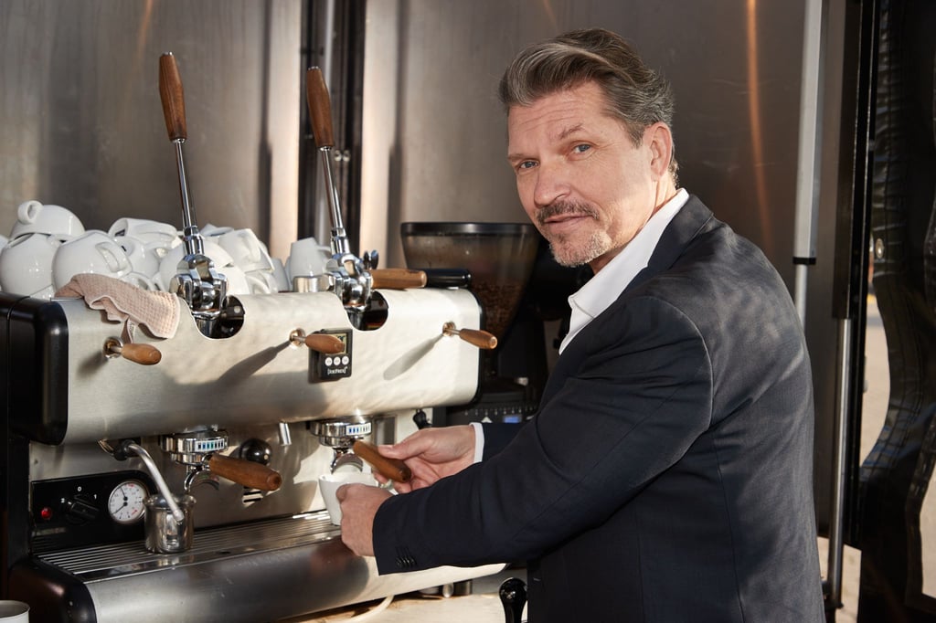 Der Schauspieler Hardy Krüger jr. als „Ralf“ steht in einem mobilen Café-Stand während eines Fototermins zur 21. Staffel der TV-Serie „Rote Rosen“.