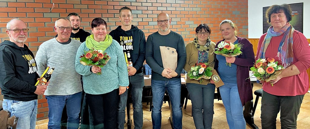 Diese engagierten Mitglieder wurden auf der Versammlung des Schönhauser Sportvereins im „Alten Schafstall“ mit Gutscheinen, Blumen und Präsenten geehrt. Darunter auch Vorsitzender Steffen Braunschweig (4. von rechts) und Schatzmeisterin Nicole Seeger (3. von rechts).