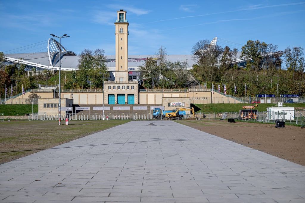 RB Leipzig hat einen neuen Weg über die Festwiese bauen lassen.